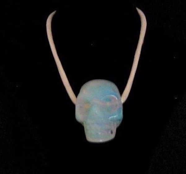 Imagen de Colgante calavera de piedra natural ópalo