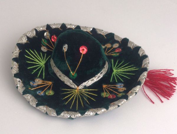 Imagen de SOMBRERO MEXICANO OFRENDA VERDE OSCURO BORDE PLATEADO 15X14 CMS APROX.