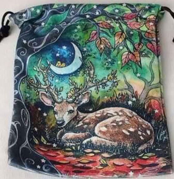 Imagen de Bolsa Guarda Tarot. Terciopelo. Ciervo en bosque.  17 x 13 cm