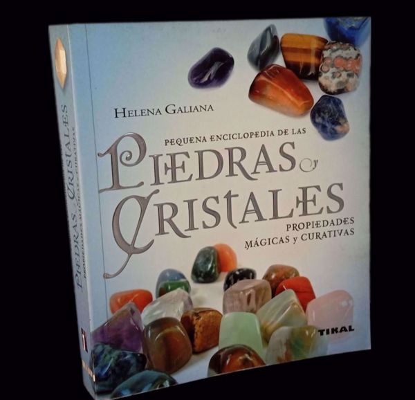 Imagen de Pequeña Enciclopedia de las Piedras y Cristales. Propiedades  mágicas y curativas. Helena Galiana Tikal.